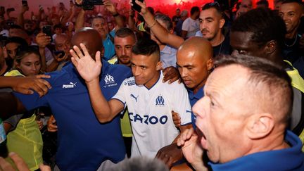 Alexis Sanchez à son arrivée à l'aéroport de Marseille, le mardi 9 août 2022. (PHOTOPQR/LA PROVENCE/MAXPPP)