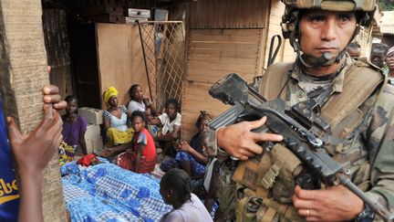 Un soldat fran&ccedil;ais de l'op&eacute;ration Sangaris pr&egrave;s d'une veill&eacute;e mortuaire le 9 f&eacute;vrier 2014 &agrave; Bangui (Centrafrique). (ISSOUF SANOGO / AFP)