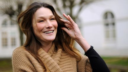 La premi&egrave;re dame Carla Bruni-Sarkozy rend visite &agrave; des enfants malades de l'h&ocirc;pital de Garches (Hauts-de-Seine), le 12 janvier 2012.&nbsp; (ERIC FEFERBERG / REUTERS)