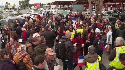 Est-ce le réveil des "Gilets jaunes" ? Les participants au "convoi de la liberté", des opposants aux mesures des restrictions sanitaires mais aussi à la hausse des prix de l'énergie et de la vie, ont à nouveau, jeudi 10 février, pris la route en direction de la capitale.&nbsp;&nbsp; (FRANCE 3)