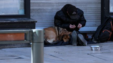 Une personne fait la manche dans la rue. Photo d'illustration. (PHILIPPE NEU / MAXPPP)