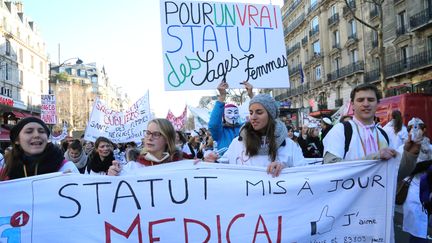 Des sages-femmes manifestent, le 16 d&eacute;cembre 2013, &agrave; Paris, pour obtenir la revalorisation de leur statut. (CITIZENSIDE / ANTHONY DEPERRAZ / AFP)