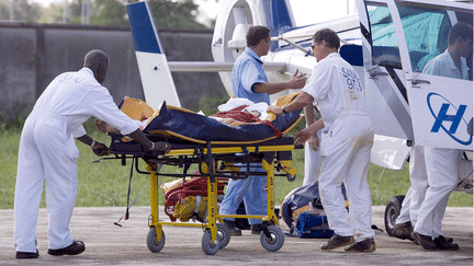 Un randonneur est transporté aux&nbsp;urgences de l'hôpital de Cayenne (Guyane) par un hélicoptere du Samu 973, le 5 avril 2007. (AMIET JODY/SIPA)