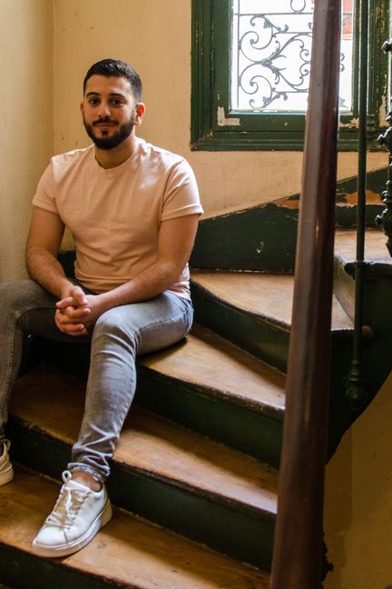 Lyes Louffok dans les escaliers de son immeuble, le 21 juin 2019, à Paris. (YANN THOMPSON / RADIOFRANCE)