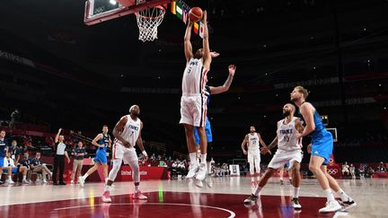 L'équipe de France de basketball élimine la Slovénie sur le fil, grâce à un contre à la dernière seconde du capitaine Nicolas Batum, auteur de quatre contres tout comme Rudy Gobert ! Malgré un triple-double de Luka Doncic et 23 points de Mike Tobey, les Slovènes laissent les Bleus défier les États-Unis en finale, portés par les 48 points des arrières Evan Fournier et Nando de Colo.