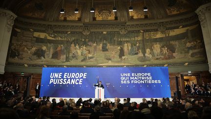 Emmanuel Macron lors de son discours sur l'Europe, exposant ses orientations politiques européennes à l'approche des élections européennes du 9 juin, dans un amphithéâtre de la Sorbonne Université à Paris, le 25 avril 2024. (CHRISTOPHE PETIT TESSON / POOL)