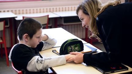 La Premi&egrave;re dame&nbsp;Val&eacute;rie Trierweiler discute avec un enfant en difficult&eacute; scolaire &agrave; Cr&eacute;teil (Val-de-Marne), le 2 d&eacute;cembre 2013. (SIPA)