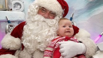 La traditionnelle photo avec le p&egrave;re No&euml;l peut s'av&eacute;rer &ecirc;tre une exp&eacute;rience fort traumatisante... Londres, le 7 d&eacute;cembre 2011. (SUZANNE PLUNKETT / REUTERS)