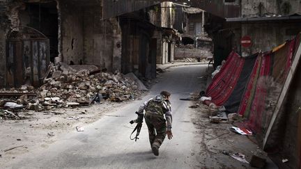 Un rebelle syrien dans une rue d'Alep, dans le nord de la Syrie, le 11 mars 2013. (J.-M. LOPEZ / AFP)