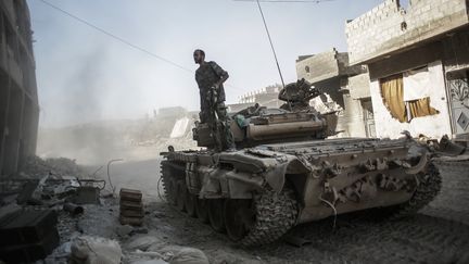 Des soldats syriens fid&egrave;les au r&eacute;gime patrouillent &agrave; Damas dans le quartier de Jobbar, le 28 ao&ucirc;t 2013. (ANDREY STENIN / RIA NOVOSTI / AFP)