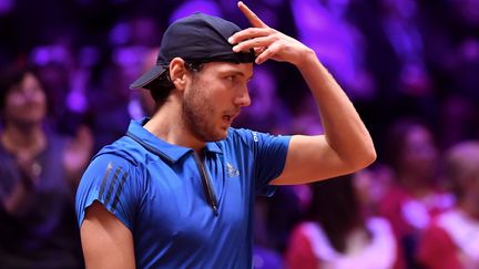 Lucas Pouille à la peine face à Marin Cilic en finale de la Coupe Davis 2018 contre la Croatie (PHILIPPE HUGUEN / AFP)