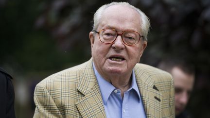 Jean-Marie Le Pen quitte un bureau de vote, le 25 mai 2014, &agrave; Saint-Cloud (Hauts-de-Seine), apr&egrave;s avoir vot&eacute; pour les &eacute;lections europ&eacute;ennes. (FRED DUFOUR / AFP)