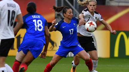 Gaëtane Thiney défie Carina Wenninger lors du match France-Autriche, le 22 juillet 2017, à Utrecht (Pays-Bas). (TOBIAS SCHWARZ / AFP)