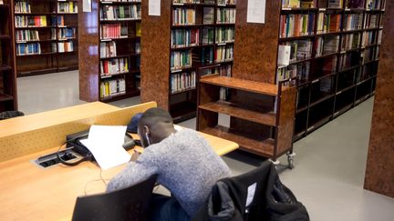 Un étudiant, dans une bibliothèque universitaire, à Evry, le 1er février 2016. (MAXPPP)