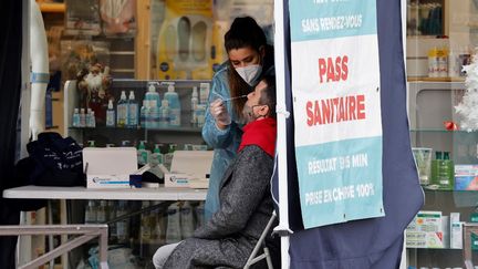 Un test de dépistage du Covid-19 devant une pharmacie parisienne, le 6 janvier 2022. (LUDOVIC MARIN / AFP)