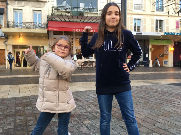 Zélie et Eléonore, deux jeunes Moulinoises devant le Grand Café, fréquenté jadis par Coco Chanel. (INGRID POHU / RADIO FRANCE)