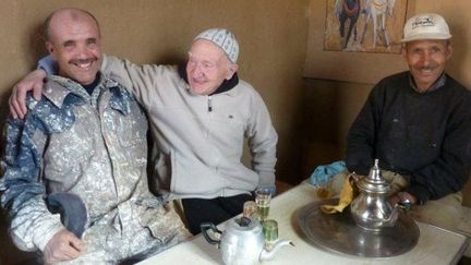 Au salon de thé du monastère de Midelt, en avril 2011. Frère Jean-Pierre avec les deux ouvriers musulmans, Hassan et Omar
 (Nicolas Ballet)