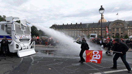 &nbsp; (La police disperse les manifestants avec un canon à eau © MaxPPP)