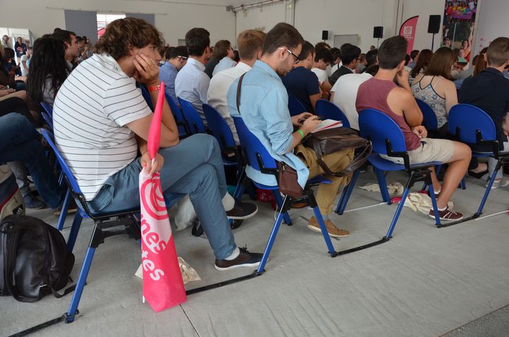 Un militant des Jeunes socialistes &eacute;coute l'intervention du premier secr&eacute;taire du PS, Jean-Christophe Cambad&eacute;lis, le 29 ao&ucirc;t 2014 &agrave; La Rochelle (Charente-Maritime). (THOMAS BAIETTO / FRANCETV INFO)