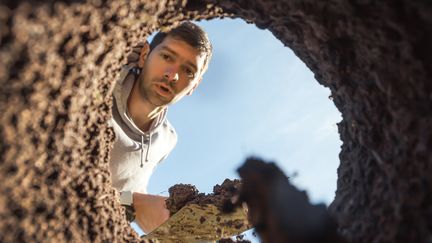 Un trésor dans votre jardin ? Attention, vous n'avez pas le droit d'utiliser un détecteur de métaux, vous ne pourrez pas vous approprier votre découverte. (Illustration) (RBKOMAR / MOMENT RF / GETTY IMAGES)