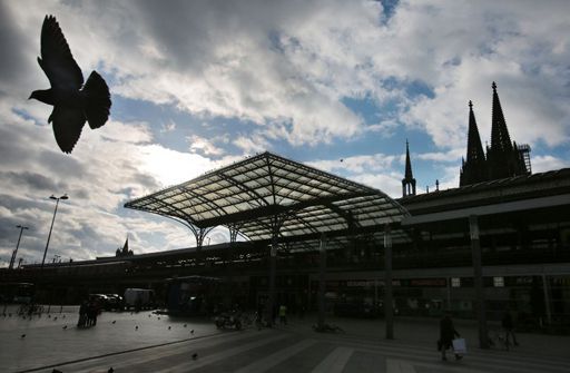 La cathédrale de Cologne vue de la gare principale le 12 janvier 2016. Cet édifice gothique, inscrit au Patrimoine mondial de l'UNESCO et dont la façade mesure 157 m de haut, a été commencé en 1248. La noirceur, qui lui donne un caractère austère, s'explique par la couleur de sa pierre, du basalte. (AFP - DPA - Oliver Berg)