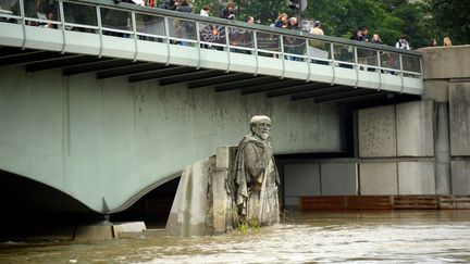 Le célèbre&nbsp;zouave du pont de l'Alma à Paris en partie englouti par les eaux de la Seine, jeudi 2 juin 2016. (BERTRAND GUAY / AFP)