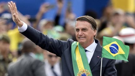 Le président brésilien Jair Bolsonaro salue la foule lors d'un défilé militaire pour marquer le 200e anniversaire de l'indépendance du Brésil à Brasilia, le 7 septembre 2022. (EVARISTO SA / AFP)