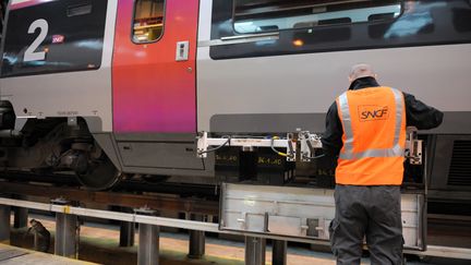 Un salari&eacute; travaille au service maintenance de la SNCF&nbsp;&agrave; Pantin (Seine-Saint-Denis), le 11 octobre 2013. (ERIC PIERMONT / AFP)