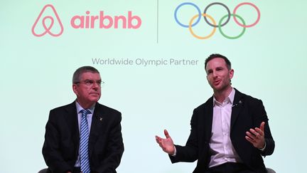 Le président du Comité international olympique, Thomas Bach (à gauche) et le&nbsp;cofondateur d'Airbnb, Joe Gebbia, à Londres, lors de la confirmation de leur partenariat, le 18 novembre 2019. (DANIEL LEAL-OLIVAS / AFP)