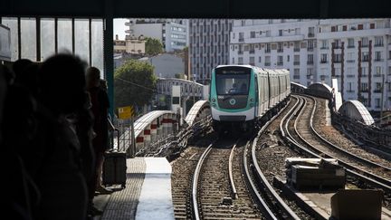 Des passagers attendent le métro à Paris, le 18 juillet 2021. (EMMANUELE CONTINI / NURPHOTO / AFP)