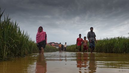 Réfugiés Rohingyas marchant dans le camp de réfugiés du district d'Ukhia au Bangladesh. (MUNIR UZ ZAMAN / AFP)