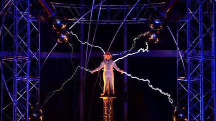 Le magicien am&eacute;ricain David Blaine tente de r&eacute;aliser un nouveau d&eacute;fi en affontant une temp&ecirc;te &eacute;lectrique d'un million de volts durant 72 heures &agrave; New York (Etats-Unis), le 5 octobre 2012. (EMMANUEL DUNAND / AFP)