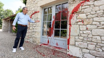 Christian Eurgal, le maire de Montjoi (Tarn-et-Garonne), devant le domicile d'un de ses administrés, le 2 juin 2023. (MAXPPP)