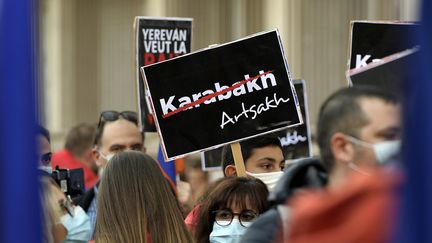 Rassemblement d'Arméniens devant le consulat de Turquie, à&nbsp;Lyon, le 8 octobre 2020 (illustration). (MAXIME JEGAT / MAXPPP)