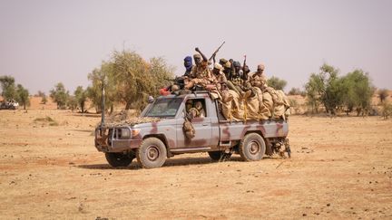 Des soldats tchadiens lors d'une opération avec le G5-Sahel et les forces françaises de l'opération Barkhane à Tin-Akoff, une commune dans l'extrême nord du Burkina Faso, en avril 2021. (FRED MARIE / HANS LUCAS)