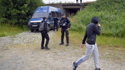 Des gendarmes devant des participants à une fête interdite&nbsp;à Redon (Ille-et-Vilaine),&nbsp;le 19 juin 2021. (LOIC VENANCE / AFP)