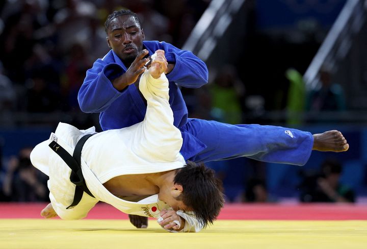 Dos au mur, la France a besoin d'un exploit. Il va être réalisé par Joan-Benjamin Gaba. Au terme d'un combat d'une intensité folle, le médaillé de bronze en -73 kg vient à bout du double champion olympique japonais Hifumi Abe (-66 kg), grâce à un extraordinaire ippon lors du golden score. (DANIEL IRUNGU / MAXPPP)