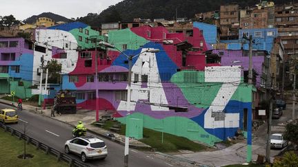 le street art fleurit sur les murs de Bogota. Certains artistes viennent même de l'étranger. D’ailleurs, dans le quartier pauvre de Mariscal Sucre, le gigantesque «Paz» (Paix) qui surplombe désormais la capitale depuis la Circunvalar a été peint par deux jeunes Français.
«Nous avons terminé juste quelques jours avant que la paix soit conclue !», se réjouit Spag, membre du collectif de street art Outsiders Krew. (AFP/Ivan Valencia)