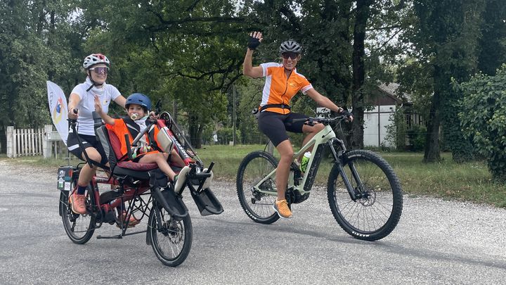 Louana et Mathéo font route ensemble jusqu'à Bourg-lès-Valence, lieu d'arrivée de la 2e étape du raid DynamiGo, accompagnés par Ingrid Maubert, l'une des fondatrices de l'association, le 17 septembre 2023. (Clément Mariotti Pons)