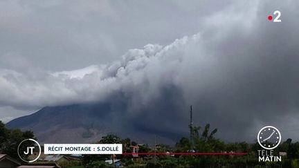 Indonésie : des villages recouverts par la cendre après l’éruption du Sinabung