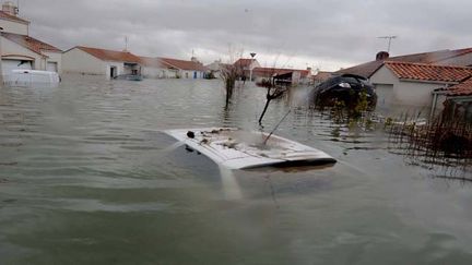 &nbsp; (Un lotissement de la Faute-sur-Mer sous les eaux en 2010 © MaxPPP)