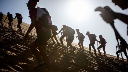 Des femmes participent à la randonnée dans le désert "Rose Trip Maroc", le 4 novembre 2019. Photo d'illustration. (JEAN-PHILIPPE KSIAZEK / AFP)