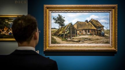 Un visiteur devant le tableau de Vincent van Gogh, "Paysanne devant une chaumière", à la plus grande foire d'antiquité au monde, la Tefaf de Maastricht aux Pays-Bas, ouverte jusqu'au 15 mars 2020.&nbsp;&nbsp; (EPA)