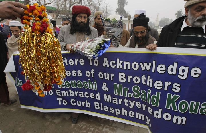 Des islamistes radicaux rendent hommage aux fr&egrave;res Kouachi, les auteurs de l'attaque contre Charlie Hebdo, le 13 janvier 2015 &agrave; Peshawar (Pakistan). (MOHAMMAD SAJJAD / AP/ SIPA )