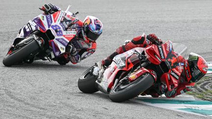 Le duel entre Francesco Bagnaia (Ducati) et Jorge Martin (Pramac Ducati) a tourné à l'avantage de l'Italien lors du Grand Prix de Malaisie, le 12 novembre 2023 (MOHD RASFAN / AFP)