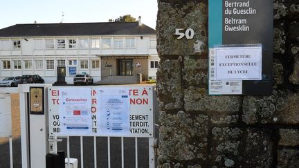 Affiches explicatives devant le lycée Du Guesclin, à Auray (Morbihan), fermé à cause de l'épidémie de coronavirus Covid-19. (DAMIEN MEYER / AFP)