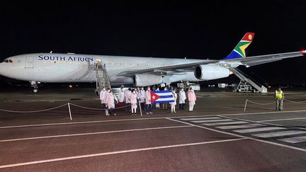 Des médecins et personnels de santé cubains arrivent à Prétoria, en Afrique du Sud, pour aider à combattre la pandémie de coronavirus, le 27 avril 2020.&nbsp; (REUTERS/Siyabonga Sishi)