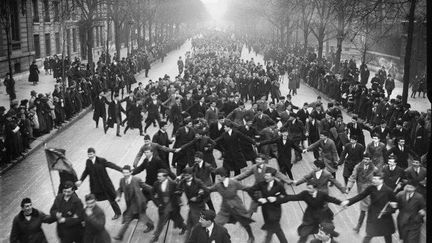 &nbsp; (La chanson s'intéresse surtout aux étudiants pour leur folklore, comme ici un immense monôme rituel sur le boulevard Saint-Michel en 1920. © Agence Rol, domaine public)