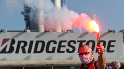 Un syndicaliste devant l'usine Bridgestone de Béthune, le 17 septembre 2020. (DENIS CHARLET / AFP)