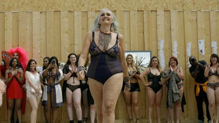 Caroline Ida Ours durant le show&nbsp;"The All Sizes Catwalk" au Trocadéro à Paris le 27 juin 2021&nbsp; (GEOFFROY VAN DER HASSELT / AFP)